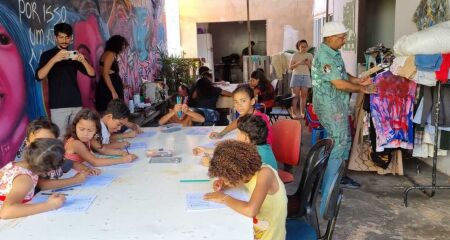 Com apoio da PNAB, atividades reúnem grupo de 5 a 14 anos para imersão em upcycling, criação de estilo próprio e consciência ambiental no Núcleo Humanitário do bairro