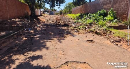 Com trechos ainda sem pavimento, bairro sofre em &eacute;poca de chuvas&nbsp;