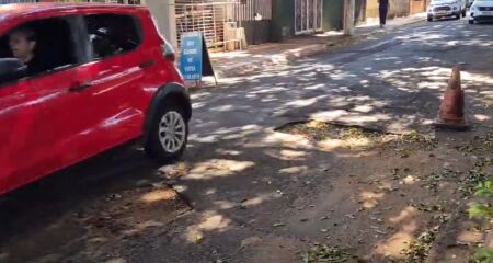 Fam&iacute;lia teme acidente de tr&acirc;nsito por conta de buracos na avenida; moradora afirma ter mais de 10 protocolos de solicita&ccedil;&otilde;es sem resposta junto &agrave; prefeitura