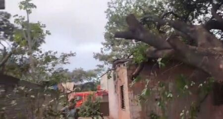 Incidente danificou telhado e vigas de sustentação de imóvel