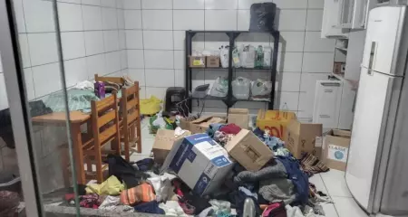Os envolvidos teriam arrombado a porta da igreja para realizar o furto 