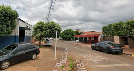A mulher foi encontrada ca&iacute;da ao lado do agressor 