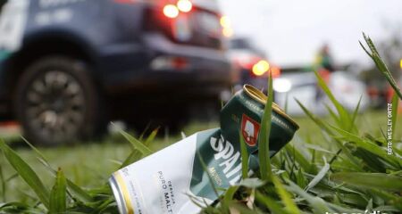 Ela apresentava visíveis sinais de embriaguez; motorista xingou um dos policiais