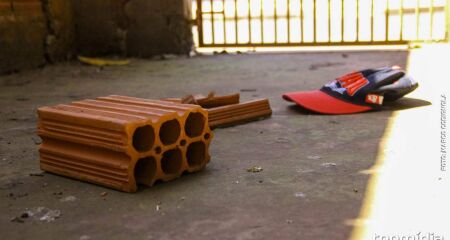 Marido de vizinha teria arremessado um tijolo contra a entrada de residência da vítima