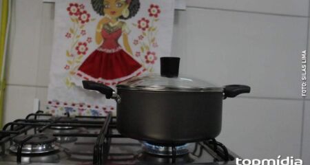 Os policiais perceberam uma cortina em chamas sobre uma panela de arroz