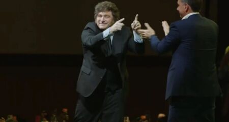 Presidente da Argentina subiu em palanque durante evento que oficializou candidatura de Flávio Bolsonaro à Presidência