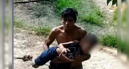A vítima chegou a ser socorrida, mas morreu; homem diz que jogou uma mochila no menino, sem se lembrar de que havia facas dentro dela