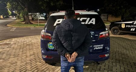 Os policiais encontraram o suspeito dentro da garagem do imóvel