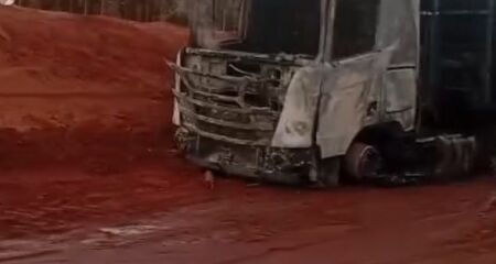 O motorista conseguiu evitar que o fogo se alastrasse por todo o veículo