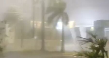 Morador filmou ventania com raios na Capital 