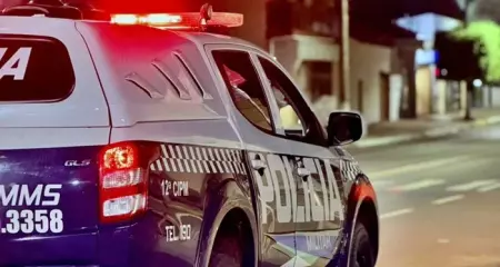 O suspeito tentou se esconder dentro de um terreno baldio