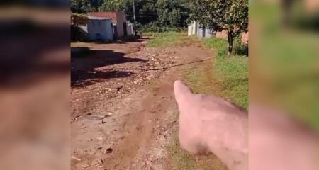 Moradores relatam que há dias que a única opção é deixar o carro em outra rua