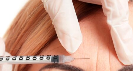Procedimento feito em clínica estética deixou mulher com deformidade facial, assimetria, hematomas, repuxamento e nódulos