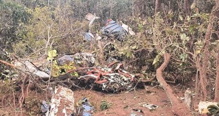 O piloto e uma passageira foram encontrados em meio aos destro&ccedil;os 