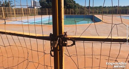 Aulas no bairro Aero Rancho foram interrompidas em outubro, tiveram breve retorno em fevereiro e seguem sem previsão de volta