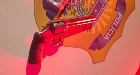 Arma apreendida no local