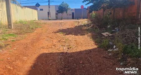 Água se acumula no fim da rua, gerando dificuldade para sair do local onde moram