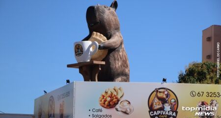 A instalação da escultura também virou um momento marcante para a família