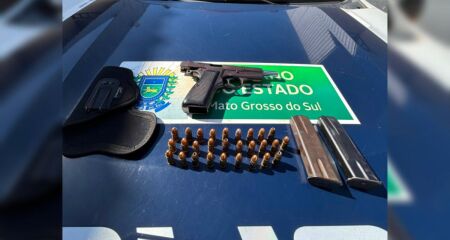 Foram apreendidas uma pistola e 28 munições não deflagradas com o homem