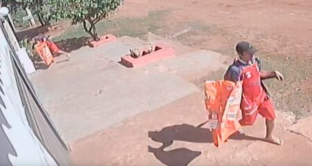 Moradores do im&oacute;vel culpam a circula&ccedil;&atilde;o frequente de usu&aacute;rios de drogas na regi&atilde;o, por conta da quantidade de bocas de fumo