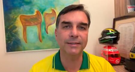 Na manh&atilde; de hoje (11), ele recebeu uma carta do pai e leu durante uma live