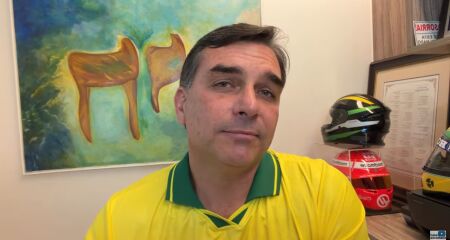 A afirma&ccedil;&atilde;o foi feita durante uma live para ler uma carta do pai direcionada aos apoiadores