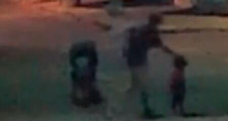 O jovem de 14 anos foi filmado agredindo os irm&atilde;os na rua 