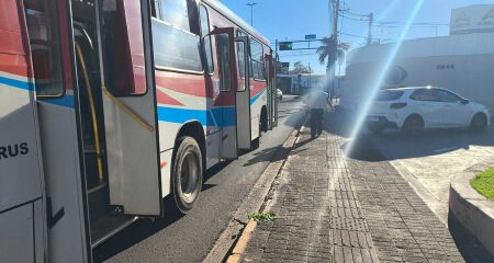 O carro tentava entrar no estacionamento de um pr&eacute;dio comercial