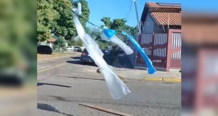 Varal improvisado chamou a atenção de motoristas e motociclistas até que o cabo fosse substituído