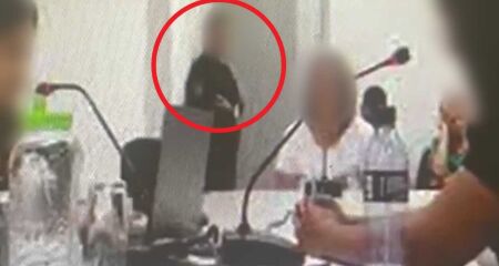 Cena inusitada registrada na 2ª Vara Criminal de Campo Grande gerou questionamentos nos bastidores: a servidora estava gravando o ato ou apenas manuseando o aparelho?