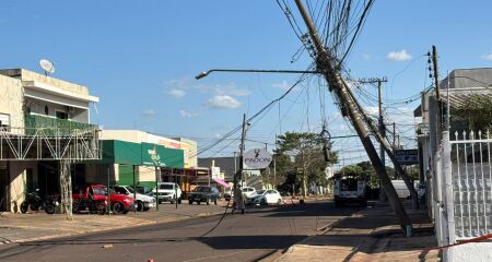 Fiação energizada ficou suspensa após veículo se enroscar na rede elétrica