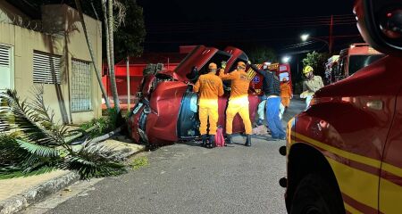 O homem ficou preso às ferragens após o acidente