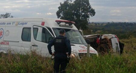 O veículo derrapou na pista, capotou diversas vezes e parou no interior de uma propriedade rural