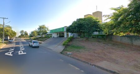 Outros pacientes internados no mesmo quarto também estariam enfrentando a falta de atendimento médico regular