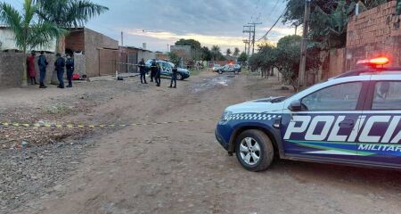 Vítima teria sido chamada no portão de residência pelos atiradores
