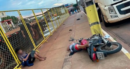 Os ocupantes da moto foram detidos; o piloto da moto foi encaminhado para o hospital em estado grave