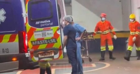 Veículo bateu contra uma cerca no pátio de um posto; testemunhas apontam que o condutor apresentava sinais de embriaguez