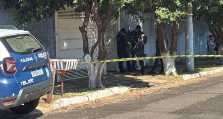 Os corpos foram encontrados em po&ccedil;as de sangue 