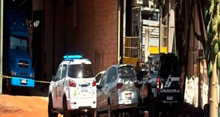 Ele teria sido prensado pela ca&ccedil;amba do caminh&atilde;o