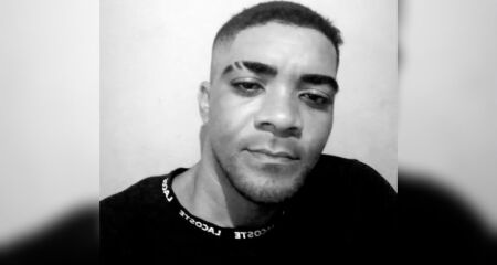 A esposa e os filhos de Leandro de Oliveira estavam dentro de casa no momento do crime