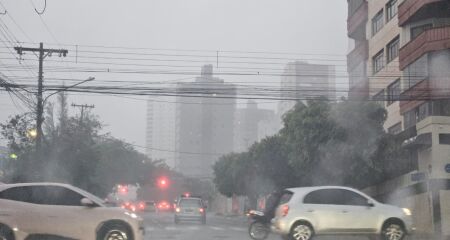 Chuva intensa deve ser acompanhada de raios, rajadas de vento e queda de granizo