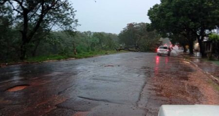 O incidente &eacute; mais um dos transtornos causados pelo temporal que atinge a Capital