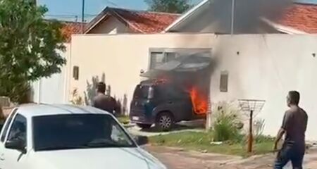 Fiat Mobi estava na garagem da casa quando as chamas começaram