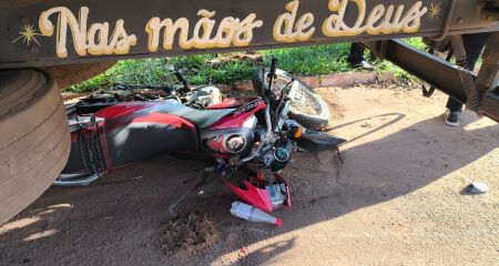 Uma testemunha de 70 anos contou que presenciou o momento da batida e acredita que o motociclista escapou de uma tragédia