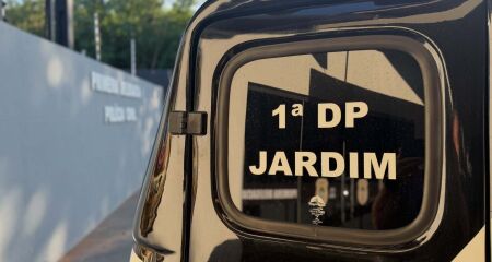 A vítima foi agredida com golpes de capacete enquanto tentava defender amiga de importunações do suspeito
