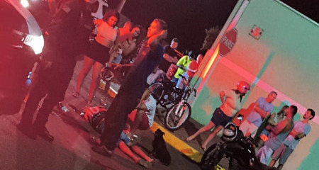 Segundo testemunhas, um suspeito teria chegado ao estabelecimento em que estavam as vítimas e passado a agredi-las sem motivação aparente