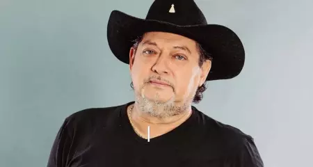 Cantor sertanejo Lucas construiu carreira em Portugal. Segundo jornal local, ele teria sofrido um infarto no apartamento onde morava
