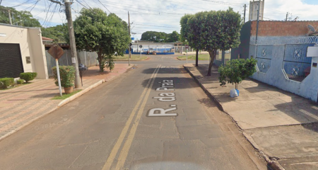 Mesmo ferido, homem fugiu por telhados e invadiu casas antes de ser localizado pela polícia