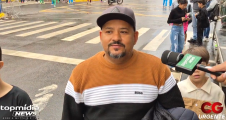 Acompanhado da fam&iacute;lia, ele elogiou os grupos que decidiram desfilar mesmo ap&oacute;s suspens&atilde;o oficial por causa da chuva