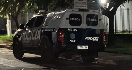 Gyovana Freitas Guarienti, de 27 anos, e Jhonatan Mariano Souza dos Santos, de 25, estavam transportando drogas e armas em uma motocicleta